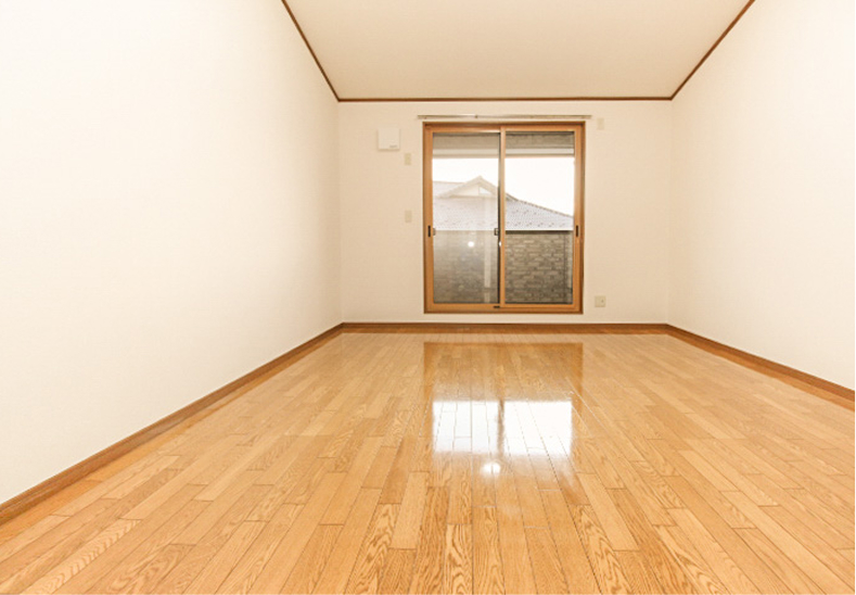 ベッド2つおいても余裕の広さの二階10帖洋間 (角部屋には出窓がつきます。) 。