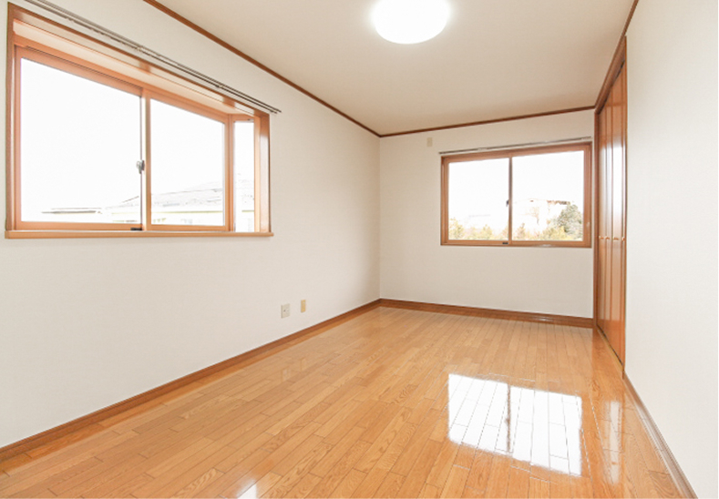 広くて明るい、二階8.2帖洋間 (角部屋には出窓がつきます。)