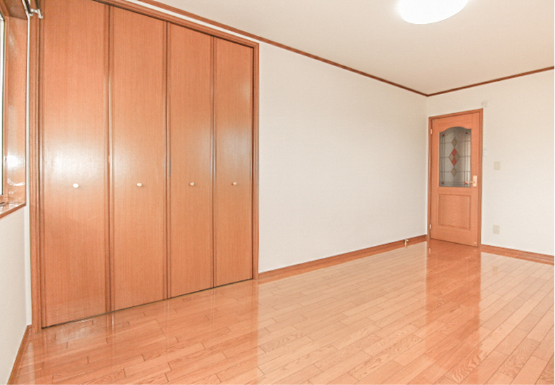 広くて明るい、二階8.2帖洋間　ここにも大型のクローゼット　布団も入るので部屋が広く使えます。