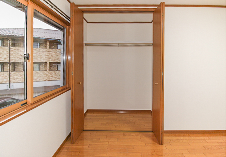 大型の1.8m幅クローゼット（二階8.2帖洋間）。洋服ダンスなどは必要ないくらいです。