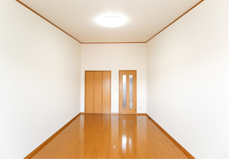 広い10.5帖洋間　二階の部屋は斜め天井で広い空間が魅力です。