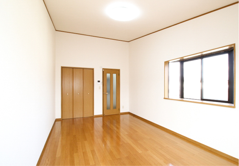 広い10.5帖洋間 　角部屋には出窓がつきます。