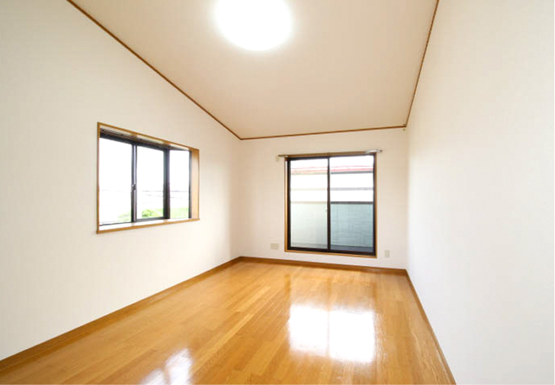 10.5帖の広い洋室はエアコン付きで快適です。角部屋には出窓がつきます｡