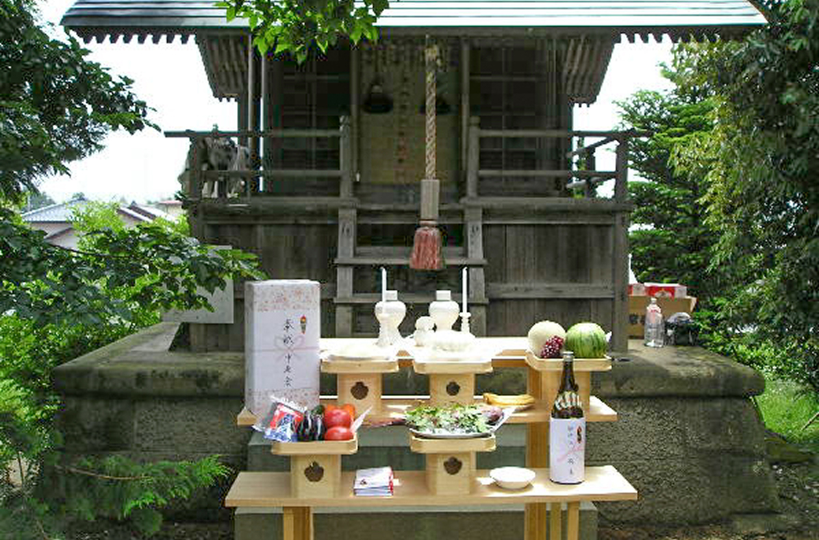 東稲荷神社は、須賀川城主である二階堂家に起源を持つ、東西南北に位置する四つの稲荷神社の一つです。日本三大火祭りの一つである須賀川の松明あかしは、伊達政宗によって滅ぼされた二階堂家を追悼して毎年行われています。
